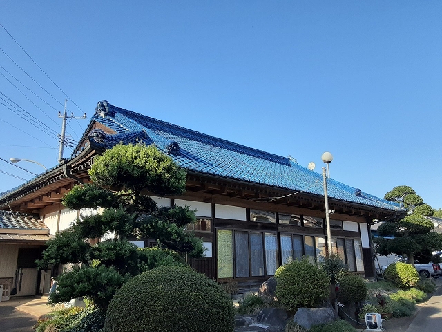 釉薬瓦の勾配屋根